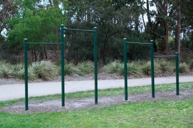 Yeşil renk egzersiz çubukları Park