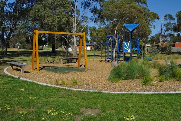 Tagsüber Leerer Spielplatz Öffentlichen Park Mit Vielen Bäumen Und Blauem — Stockfoto