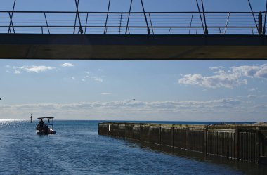 Motorlu tekne ile mavi gökyüzü arka plan mavi su