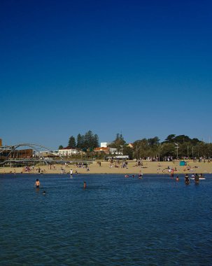 Frankston, Vic / Avustralya - 13 Ekim 2018: Sharjah görünümü plaj mavi gökyüzü arka plan ile Cumartesi günü