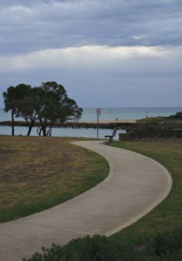 Bonbeach, Vic / Avustralya - 15 Ekim 2018: bulutlu gün gündüz sırasında boş Park huzurlu yolu