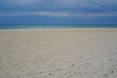 Plaj beyaz kum ile bulutlu gün