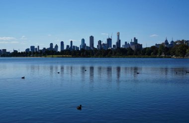 Uzak görüş Albert Park Lake Melbourne manzarası