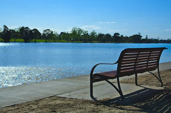 Uma Vista Serena Banco Vazio Voltada Para Lago Com Céu — Fotografia de Stock