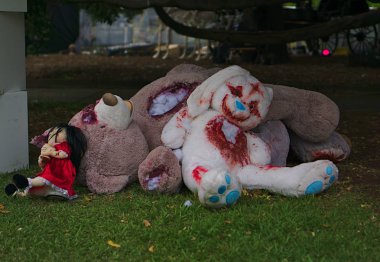 Çocuk oyuncak ayılar ve kuklalar tam kan halloween dekorasyon için