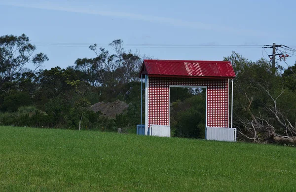 Maison Construite Avec Toit Rouge Sur Herbe Verte Pour Pratique — Photo