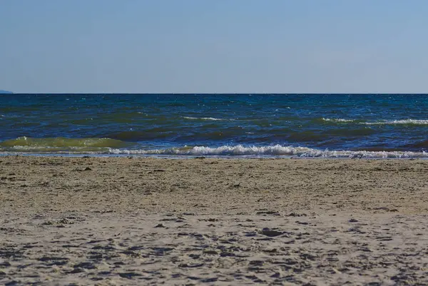 Empty Beach Splash Wave Blue Sea Daytime — Stock Photo, Image