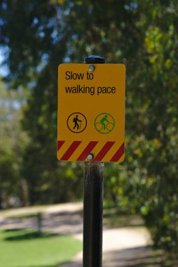 Yavaş işareti kırmızı çapraz çizgili sarı renkte ayak yürüyüş için