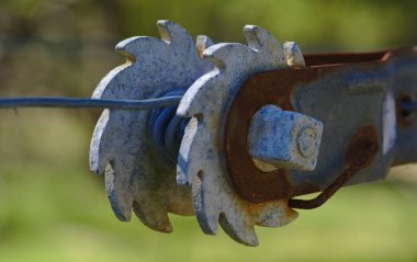 Usulca bulanık açık yeşil renk ile eski metal dişli görünümünü kapat