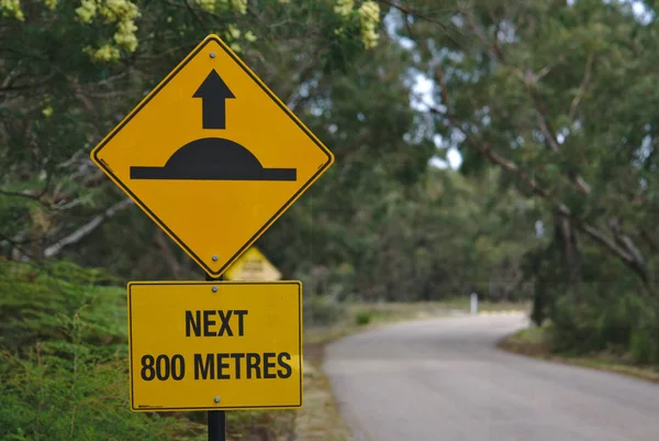 Hız tümseği 800 metre ileride Avustralya yol sarı renkte oturum açmak