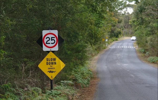 Yılan işareti Avustralya için üstüne saatte 25 km hız sınırı işareti yavaşlatmak