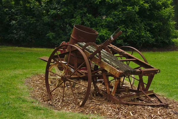 Старая Заброшенная Коррозийная Фермерская Машина Xix Века — стоковое фото