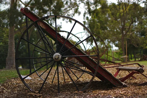 Ancien Cadre Abandonné Machines Agricoles Sur Surface Recouverte Paillis — Photo