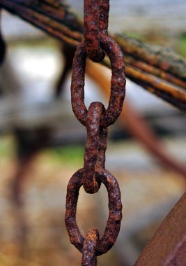 Doğal arka plan usulca bulanık terk edilmiş eski paslı zincirlerle görünümünü kapat