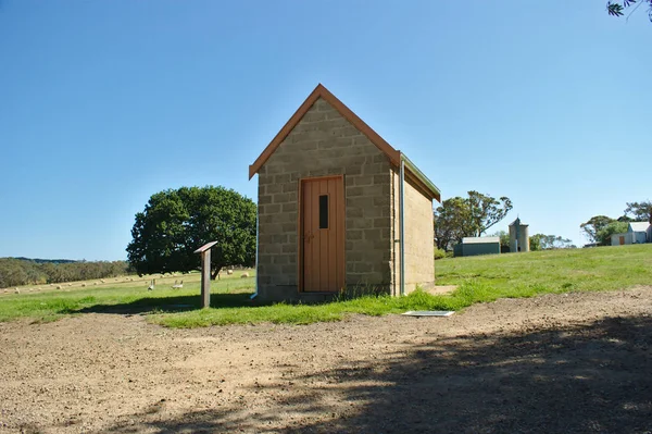 Pequeña Casa Campo Ladrillo Con Simple Puerta Marrón Claro Sobre — Foto de Stock