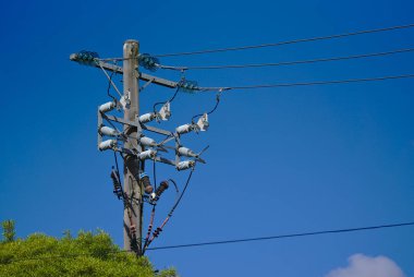 Yüksek gerilim enerji hatları elektrik uzak görünümünü sonrası mavi gökyüzü arka plan ile