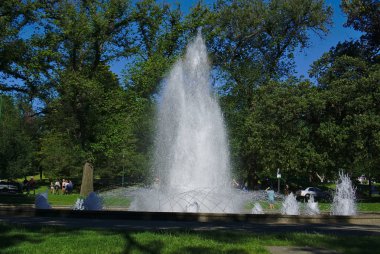 Melbourne, Vic / Avustralya - 23 Aralık 2018: Çeşme güneşli Pazar öğleden sonra herkes ile