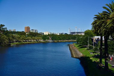 Melbourne, Vic / Avustralya - 23 Aralık 2018: yeşil çim ve arka plan stadyumda Mcg parçası üzerinde güneşlenme bazı insanlarla Yarra Nehri