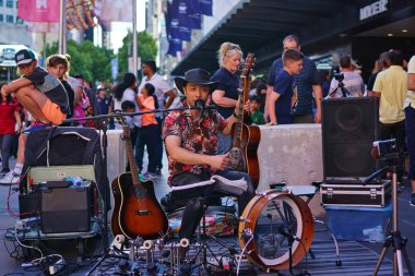 Melbourne, Vic / Avustralya - 23 Aralık 2018: holding gitar ve şarkı bourke sokak sokak çalgıcısı adlı George Kamikawa