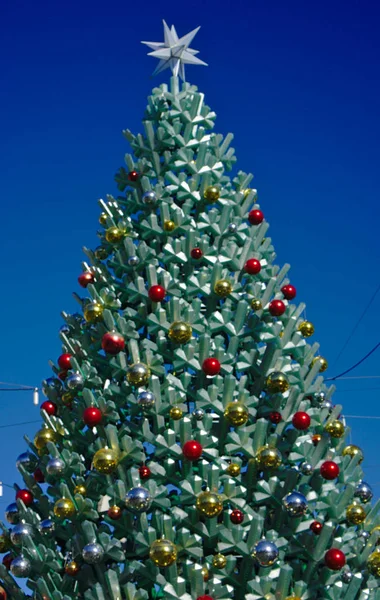 Vánoční Strom Zdobí Červené Zlaté Koule Bílou Hvězdou Horní Modrá — Stock fotografie