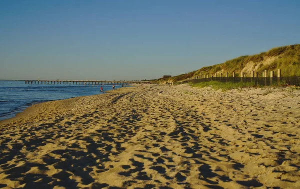 Távoli View Beach Pier Kék Víz Kék — Stock Fotó