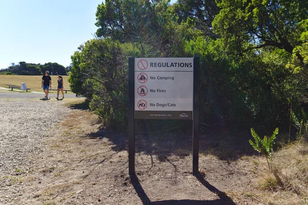 Reglamento del Parque con un par de jóvenes en segundo plano — Foto de Stock