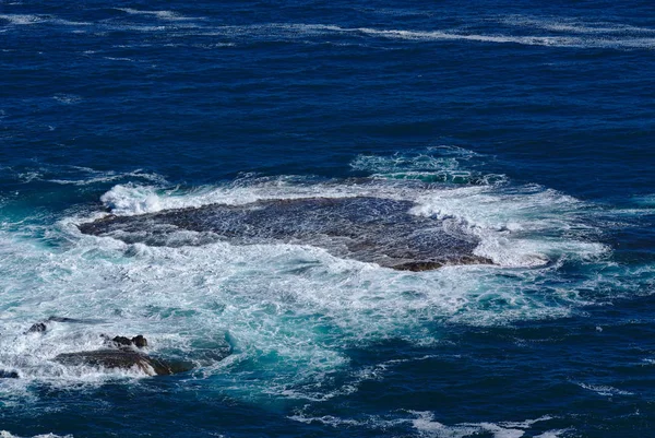 Oceaan huidige in blauw water — Stockfoto