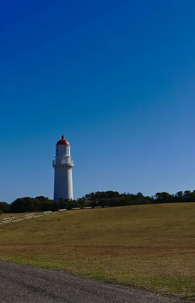 Farol com telhado vermelho — Fotografia de Stock