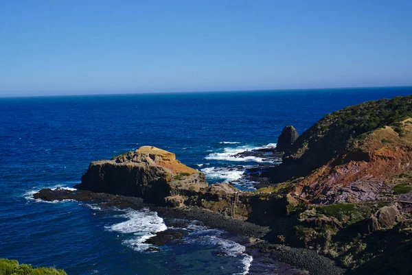 Ruhiges Meer mit Felsen an Land — Stockfoto