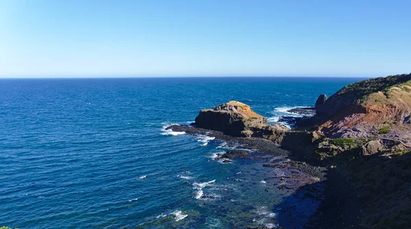 Спокійне море з камінням на березі — стокове фото