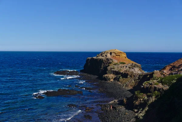 Mar tranquilo com rochas na costa — Fotografia de Stock