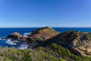 Huzurlu deniz kıyısında taşlarla