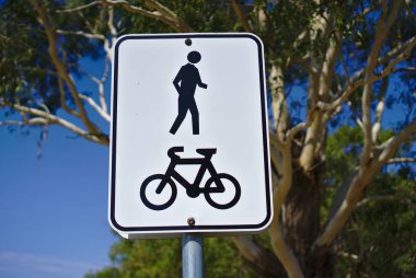 Yaya ve bisikletçi paylaşılan yol