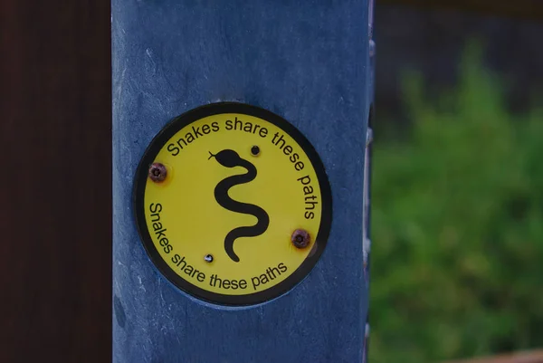 Señal de advertencia de serpiente — Foto de Stock