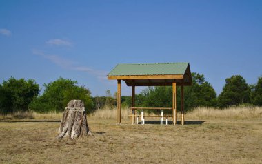 Boş piknik masa kulübe altında