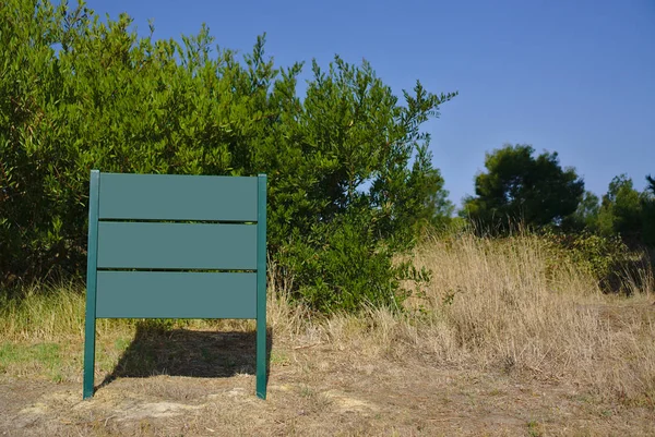 Tablero verde sobre hierba seca — Foto de Stock