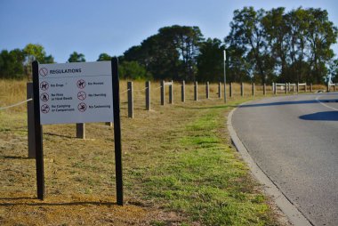 Cadde tarafındaki Park Düzenleme Kurulu