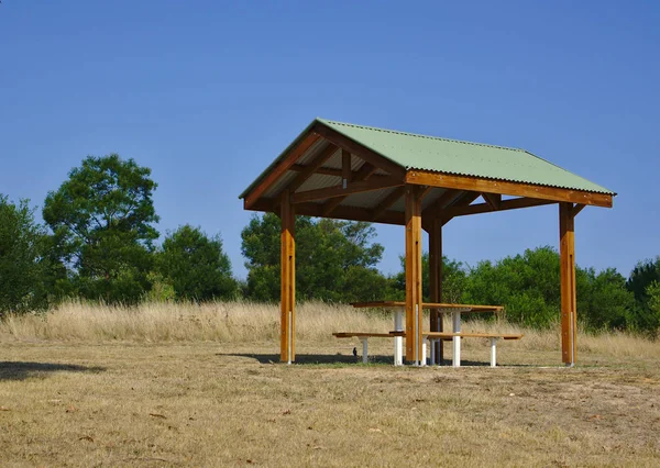 Table de pique-nique vide sous hangar — Photo