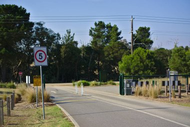 saat hızı sınırı işareti başına 5 km