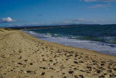 Açık gökyüzü mavi su ile deniz kıyısı