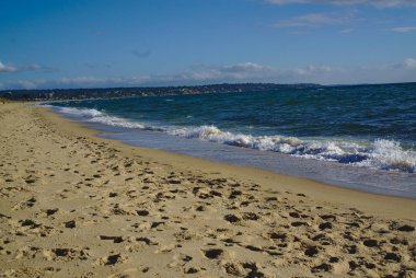 Açık gökyüzü mavi su ile deniz kıyısı