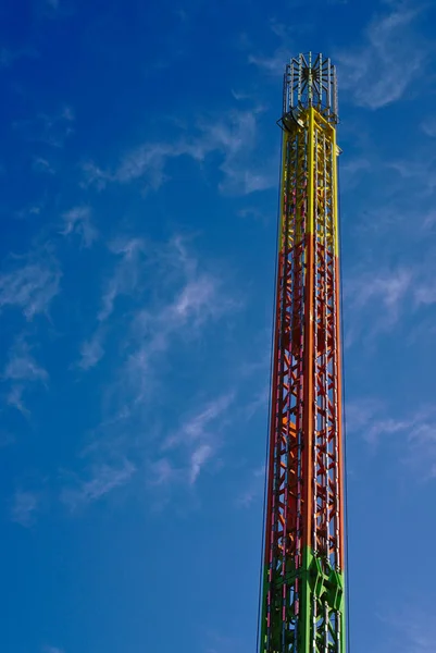 Collier coloré tour de carnaval et ciel bleu — Photo