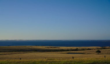 Deniz ve mavi gökyüzü uzak görünümünü