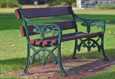 boş park bankında