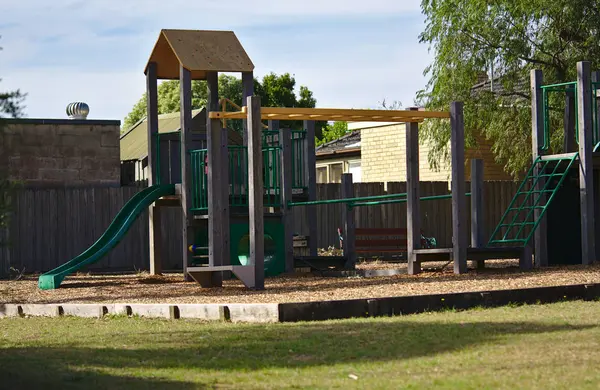Parque infantil en parque público — Foto de Stock