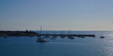 Denizde yelkenli teknelerin panoramik görünümü