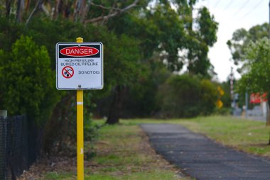 Tehlike Yüksek Basınçlı Gömülü Petrol Boru Hattı Tabela kazmak yok