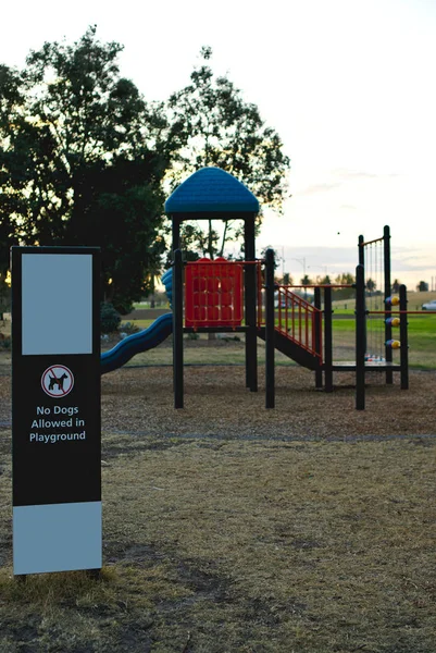 Tablero de parque con espacio parcialmente en blanco para copyspace — Foto de Stock