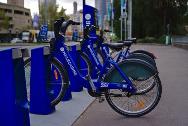 Mavi halk bisikleti arka arkaya park yeri kiralama