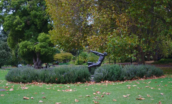 Estátua do lançador de martelo no parque — Fotografia de Stock